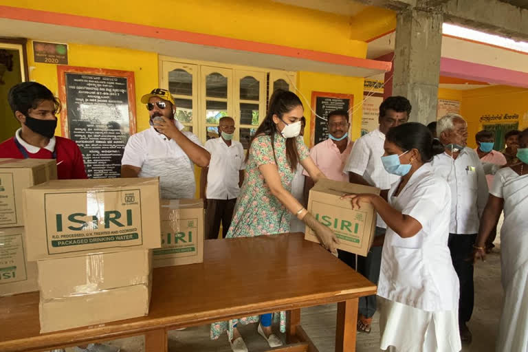 Ragini gave the grocery kit to the Corona Warriors