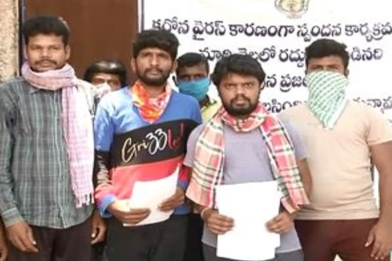 migrant labours struck in east godavari district