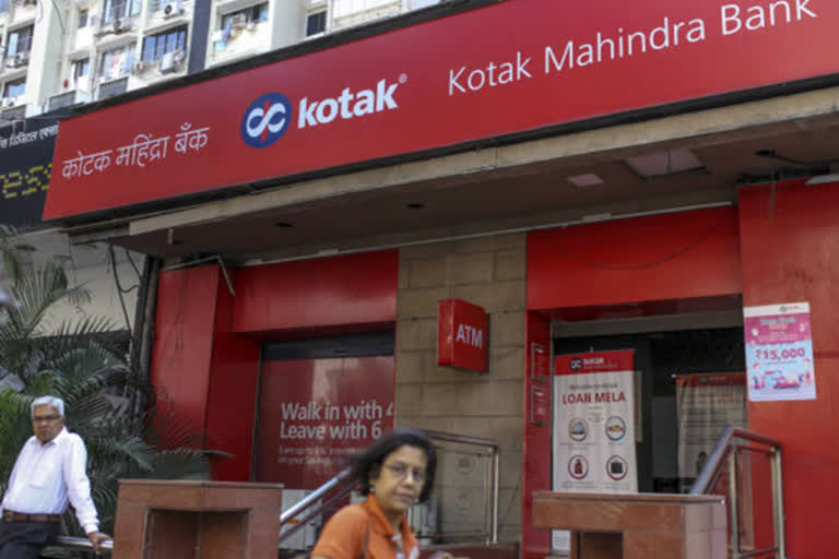 Kotak Mahindra Bank declares 10 pc pay cut for staff with over Rs 25 lakh annual salary  business news  Kotak Mahindra Bank salary cut  covid 19 impact  கோடாக் மகேந்திரா வங்கி சம்பளம் குறைப்பு  கரோனா வைரஸ், கோவிட்-19 பெருந்தொற்று, பொருளாதார நெருக்கடி