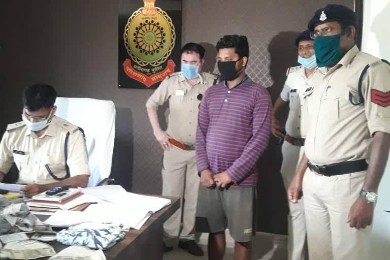 employee-withdrawing-1.5-lakh-from-builders-atm-in-bilaspur-arrested