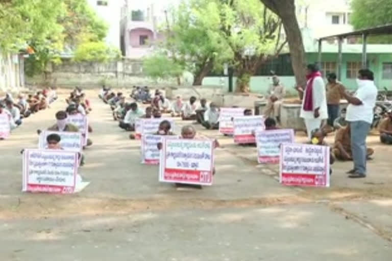 citu protest for farmers and hamalis to help them as kerala government does at kurnool market yard