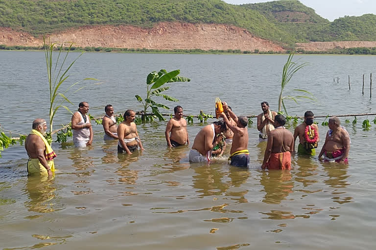 sri chakra snanam in pampa river for annavaram satyanarayana swamy