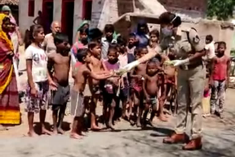 Majholi Police distributed lunch packets and masks to the poorers