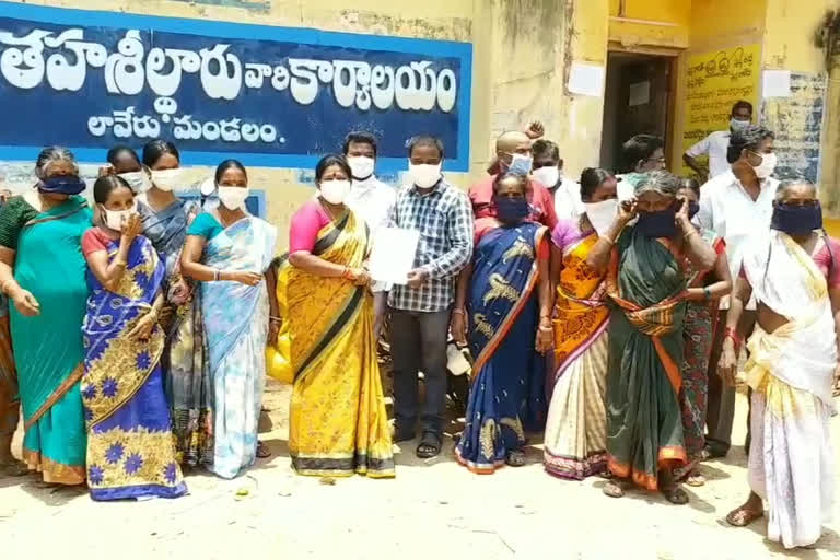 due to corona lockdown Echerla constituency Women's associations demad for close the wine shops in Srikakulam