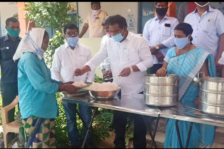 mp ssanthosh kumar attended for food distribution program