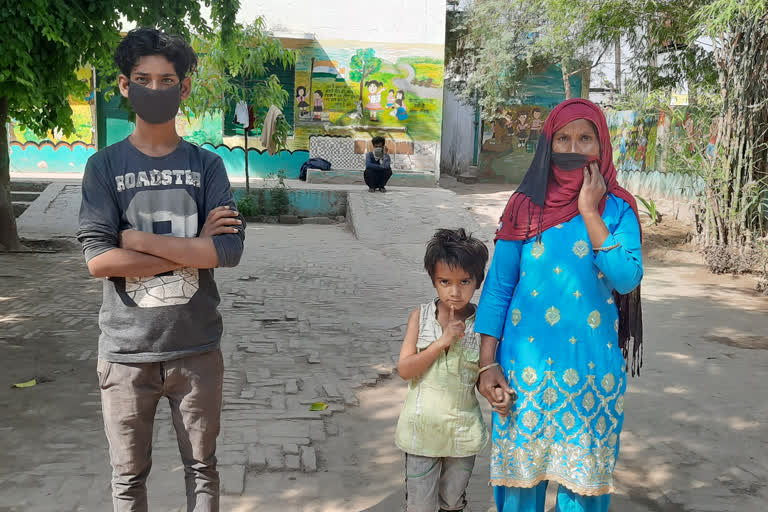 A mother left for Punjab on foot with her laborer son and 6-year-old daughter.