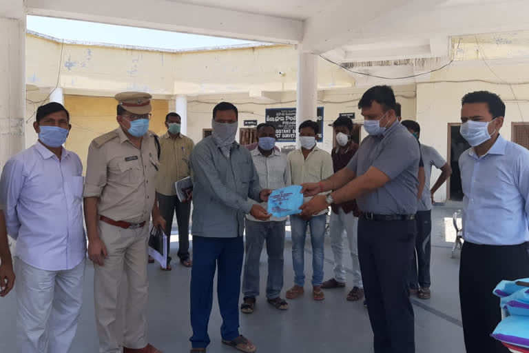 collector sanitizers, masks distribution in kumurambheem asifabad district