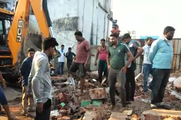 the-wall-of-dayal-rice-mill-collapsed-in-the-rain-in-chandrapur