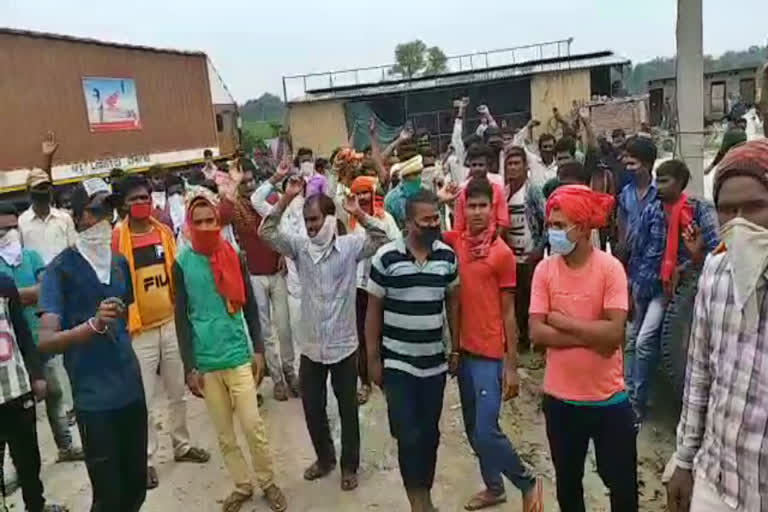 uttar pradesh police stop laborers haryana border