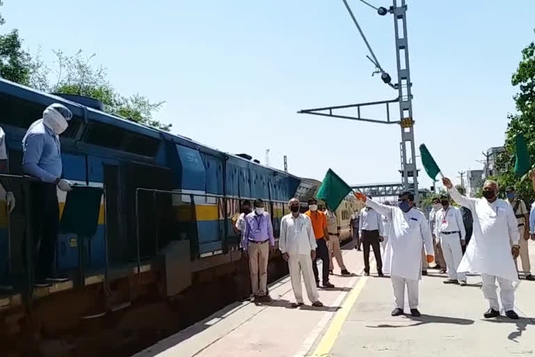 1200 labourers leave from hisar via migrant special train for bihar