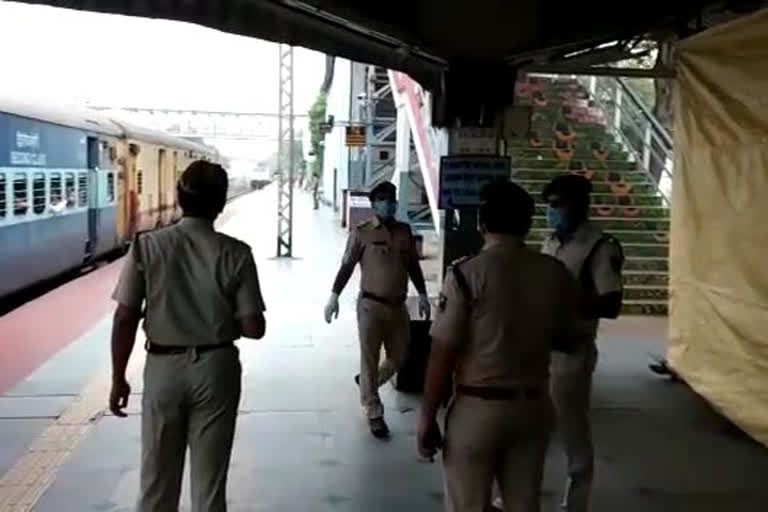 police not allow passengers to get off at Durgapur