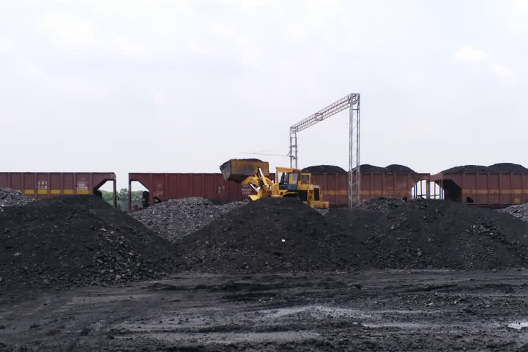 Workers interrupted the transportation of coal in pakur