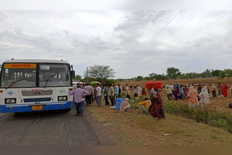 alwar news,  etvbhart news,  rajasthan news,  coronavirus in rajasthan, खैरथल से 4 बसे रवाना,  अलवर में मजूदरों का पलायन,  रामगढ़ में मजदूर बेबस,  भरतपुर जिला प्रशासन