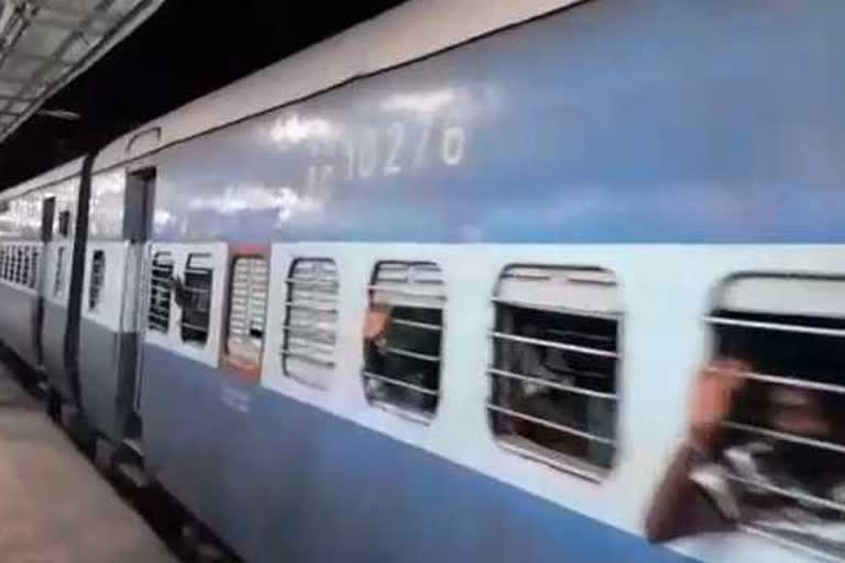 gujarat congress president arrested from railway station arriving in gujarat to flag special workers' train