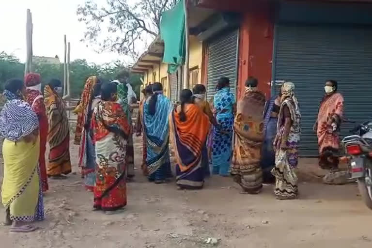 women's protest against the wine shops in gadag