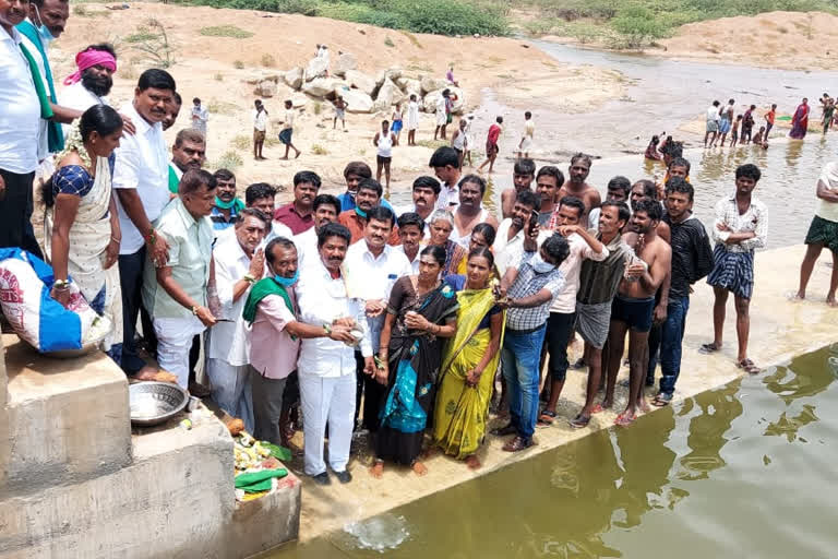 Heriyur MLA worshiping Vedavathi River filling barrage