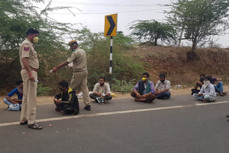 banswara news, वांसवाड़ा लौटे प्रवासी मजूदर, migrant labors returning to banswara