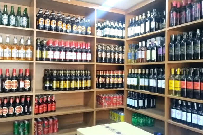 Liquor sold out in Karnataka  ബെംഗളൂരു ലോക്ക് ഡൗൺ  രാജ്യത്ത് മദ്യവിൽപന  കർണാടക സർക്കാർ  ബിവറേജസുകളുടെ പ്രവർത്തനം  Karnataka biverages  liquor sale bengaluru  drink sale during lock down latest