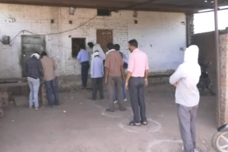 Liquor shops open outside the border in Red Zone Gwalior