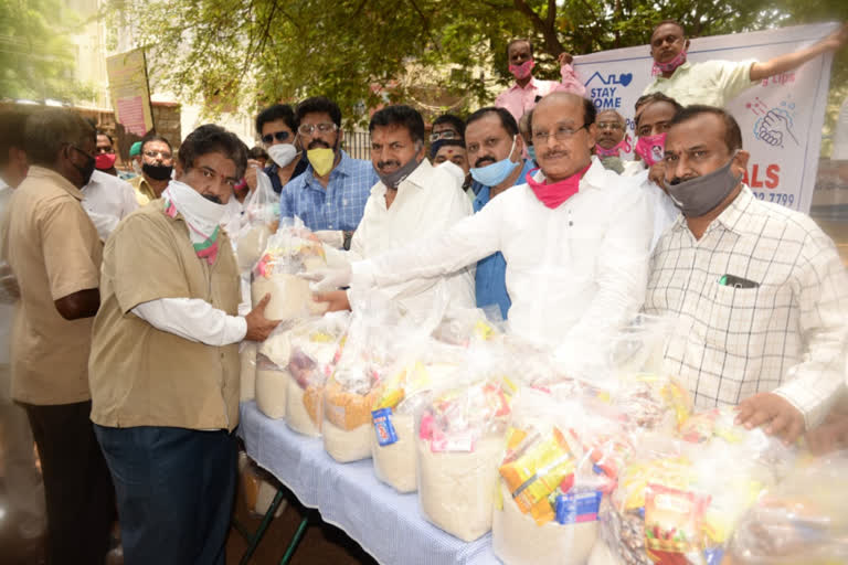 ముషీరాబాద్​ పరిధిలో సరుకులు పంచిన ముఠా గోపాల్ బెస్త