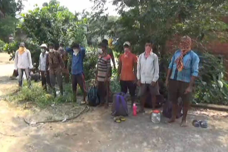 rayagada labur department, rayagada latest news, migrants neglected in rayagada, ରାୟଗଡା ଶ୍ରମ ବିଭାଗର ବେପରୁଆ ମନୋଭାବ, ରାୟଗଡା ଲାଟେଷ୍ଟ ନ୍ୟୁଜ୍‌, ରାୟଗଡାରେ ହଟହଟା ଦାଦନ