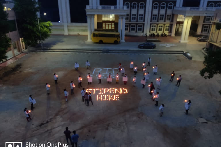 Medical students protest, demanding increase in fellowship