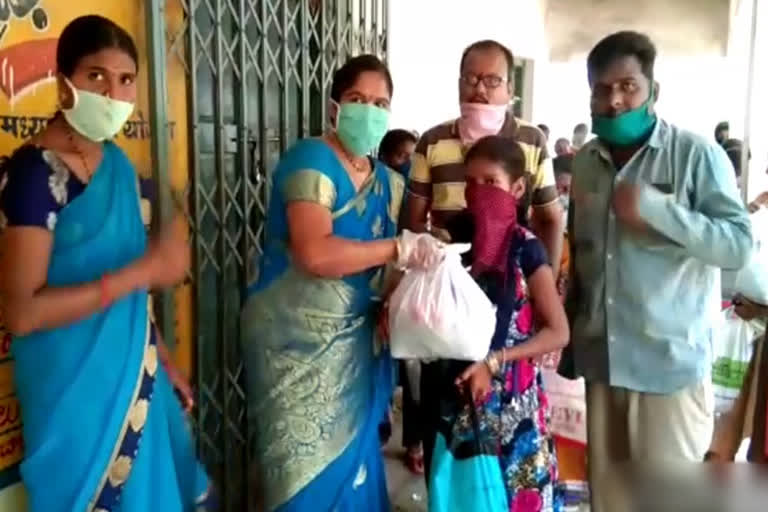 school teacher distributed grocery to students and local people