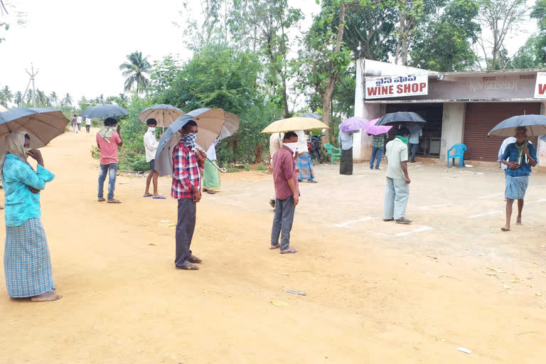 liquor shops  Shri Gadge Maharaj College  social distancing  മഹാരാഷ്ട്രയില്‍ മദ്യശാലയില്‍ അധ്യാപകരെ നിയോഗിച്ച നടപടി റദ്ദാക്കി  മഹാരാഷ്ട്ര  മുംബൈ  മദ്യശാല  സാമൂഹിക അകലം  liquor shops  Order posting teachers at liquor shops for monitoring cancelled