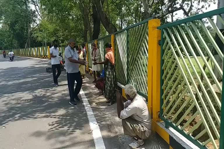 Sunil Anand of Jamshedpur feeding food everyday to the needy