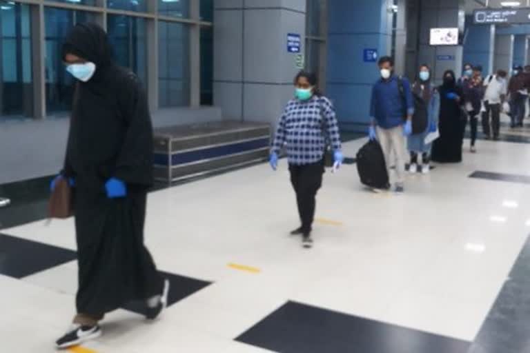 dubai migrants  karipur international airport  കരിപ്പൂര്‍ വിമാനത്താവളം  എയർ ഇന്ത്യ എക്‌സ്‌‌പ്രസ്  കോഴിക്കോട് പ്രവാസി  എയ്‌റോ ബ്രിഡ്‌ജ്  പ്രവാസി പരിശോധന  ജില്ലാ കലക്‌ടര്‍ ജാഫര്‍ മലിക്