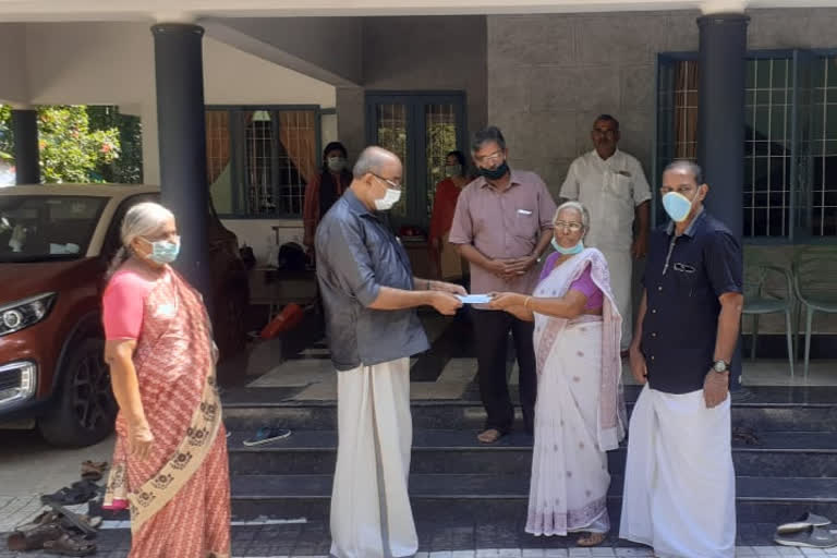 Retired teacher  donate One lakh  chief minister's relief fund  covid-19  lock down  കൊവിഡ്  കൊവിഡ-19 വാര്‍ത്ത  ലോക്ക് ഡൗണ്‍  മുഖ്യമന്ത്രിയുടെ ദുരിതാശ്വാസ നിധി  സംഭാവന  വി.കെ പങ്കജാക്ഷി