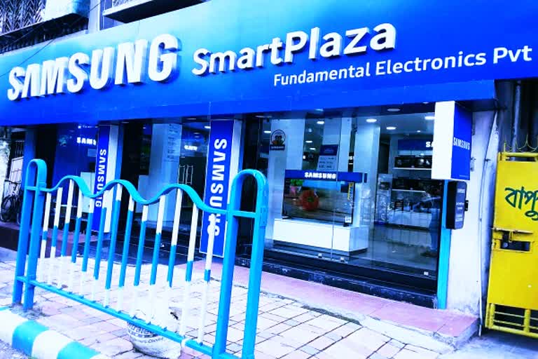 samsung reopens in green and ornage zones  samung smart cafes  smasung plazas  safety guidelines in samsung smart plazas  lockdown 3.0+ phones to buy  lockdown 3.0+ gadgets to buy  சாம்சங் ஸ்மார்ட் ஸ்டோர்கள்  சாம்சங் ஸ்மார்ட் ஸ்டோர்கள் திறப்பு!