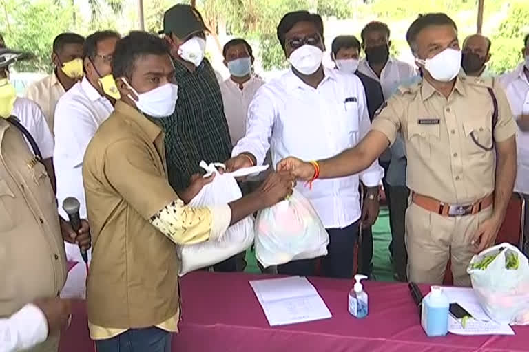 minister puvvada distributed essencials to the auto drivers