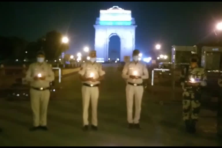 tribute paid to delhi police soldier amit at india gate