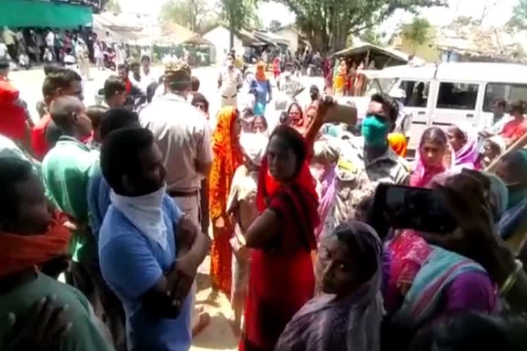 women protest against remove liquor shop in mahakepar gram panchayat balaghat