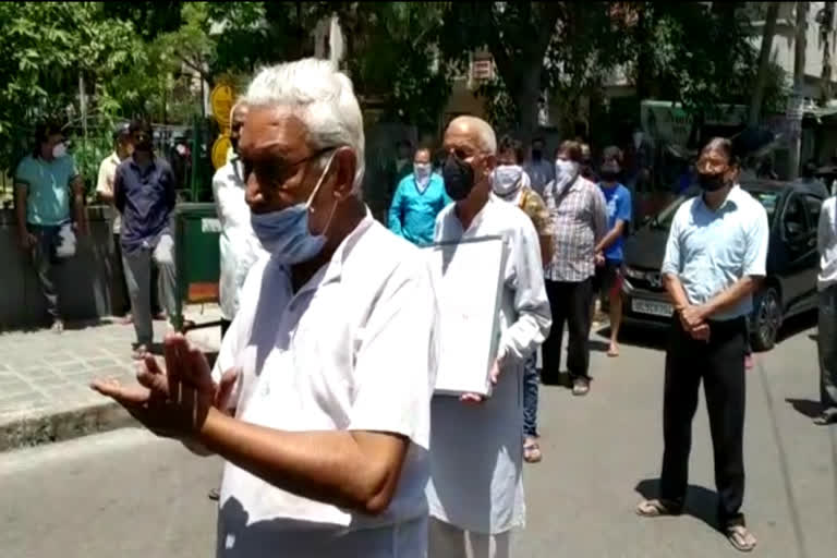 people of Shahdara protest due to hotspot zone, covid 19, lockdown