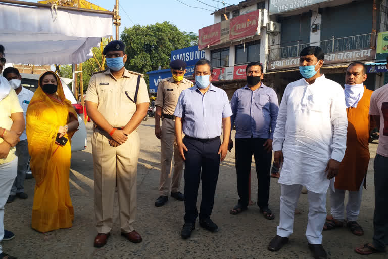 bjp-honors-policemen-in-sidhi-during-lockdown