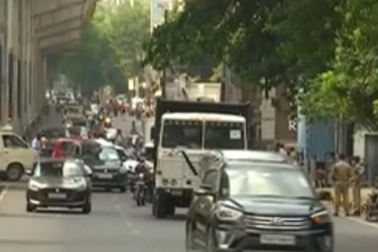 vehicles roaming in Hyderabad during lock down