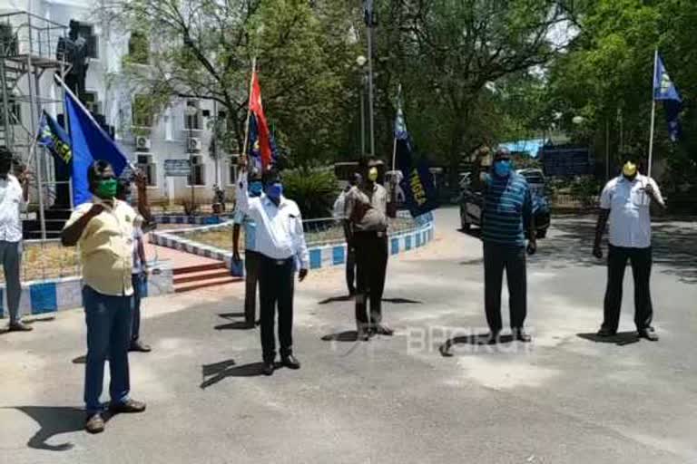 அரசு ஊழியர் ஓய்வு பெறும் வயதை உயர்த்தியதை திரும்ப பெறக் கோரி மதுரையில் போராட்டம்!