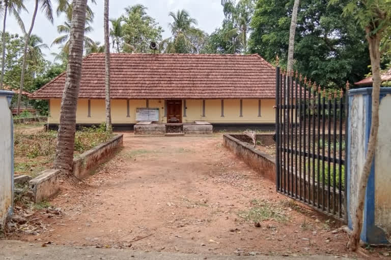 lock down  Thrissur temple  തൃശൂരിലെ ക്ഷേത്രത്തില്‍  ഭാഗവത പാരായണം  എരുമപ്പെട്ടിക്ക്  100ലേറെ ആളുകളാണ് പങ്കെടുത്തത്