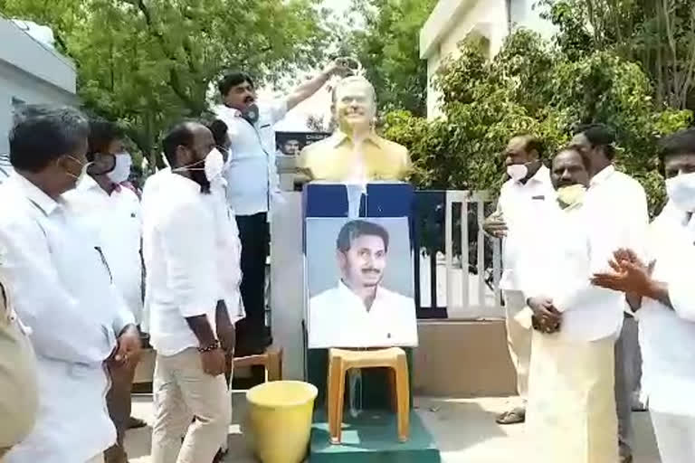 milk anoinated to cm jagan by kamalapuram mla ravindranath