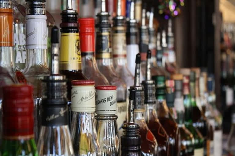 liquor vendors  Lockdown  COVID-19 lockdown  liquor shops in UP  യുപി സർക്കാർ  അമിത ചാർജ് ഈടാക്കുന്ന് മദ്യവിൽപ്പനക്കാർക്കെതിരെ കർശന നടപടി: യുപി സർക്കാർ  liquor vendors overcharging customers