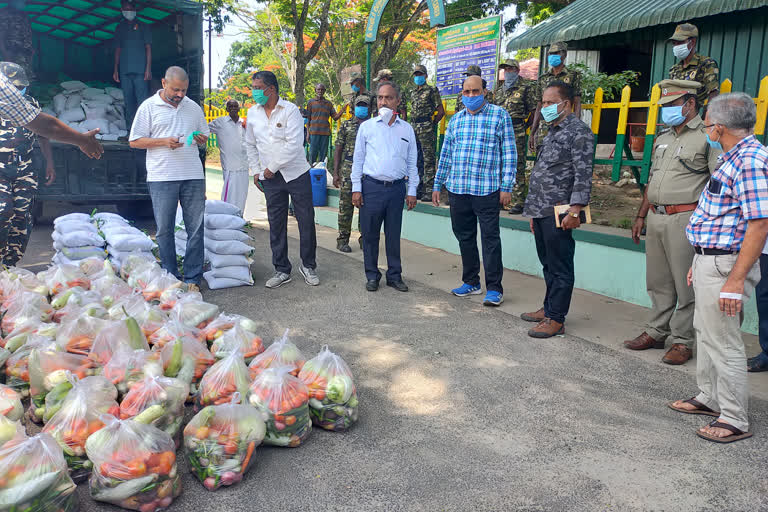 அத்தியாவசிய பொருள் வழங்கிய தொழிலதிபர்