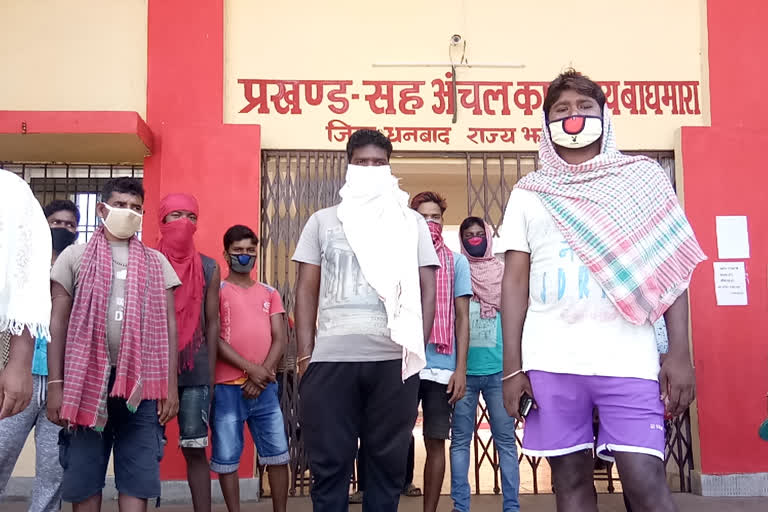 Dhanbad tribal artists trapped in Darida