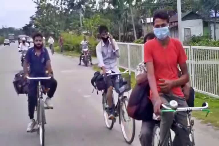 four persons travelled by bicycle from assam to uttar pradesh