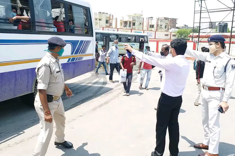 यात्रियों के बसों पर बैठाया गया