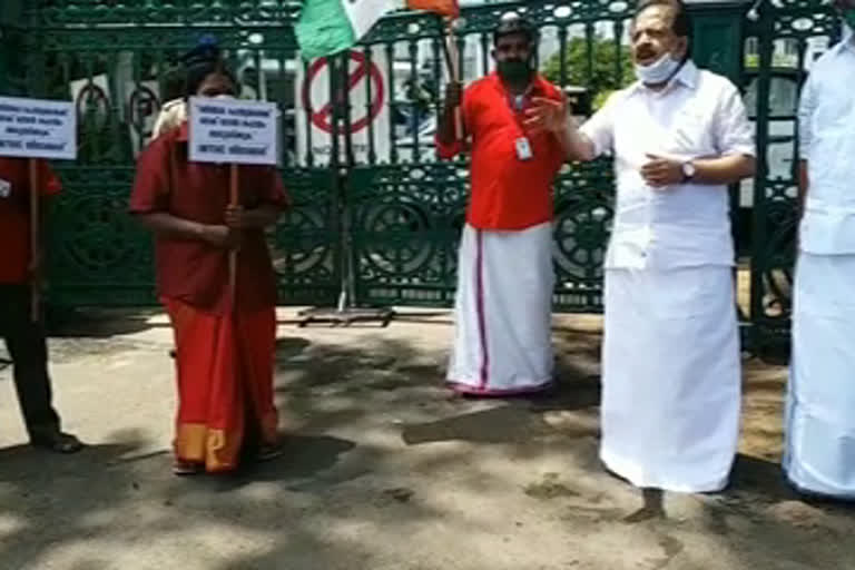 Railway porters  strike  റെയിൽവേ പോർട്ടർമാർ  സാമ്പത്തിക സഹായം  ശ്രദ്ധ ക്ഷണിക്കൽ സമരം