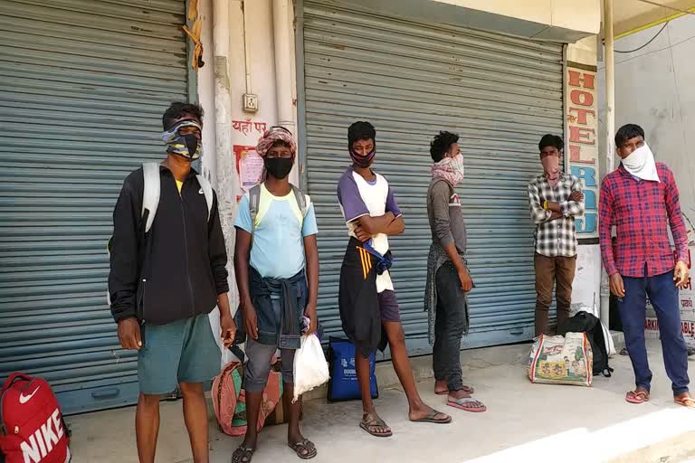 Laborers on foot from Garhwa for their hometown