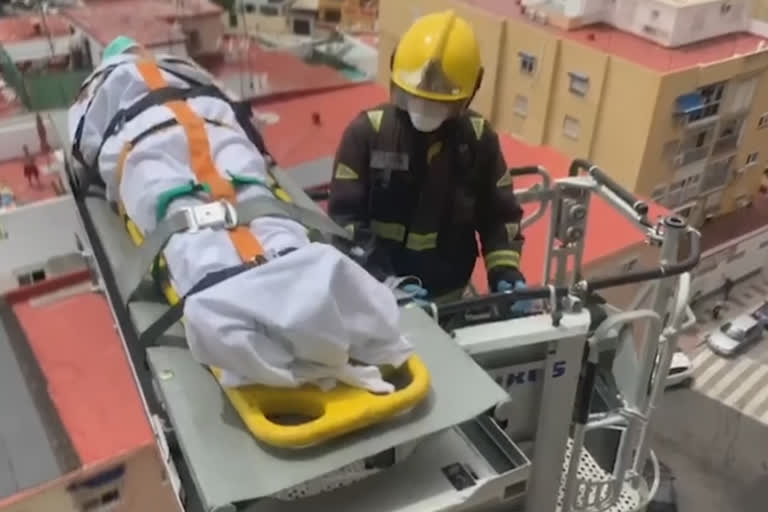 Dramatic rescue of patient by Spain firefighters