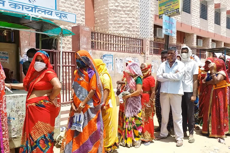 Long queues seen outside banks, बैंकों के बाहर दिखी लंबी कतारें